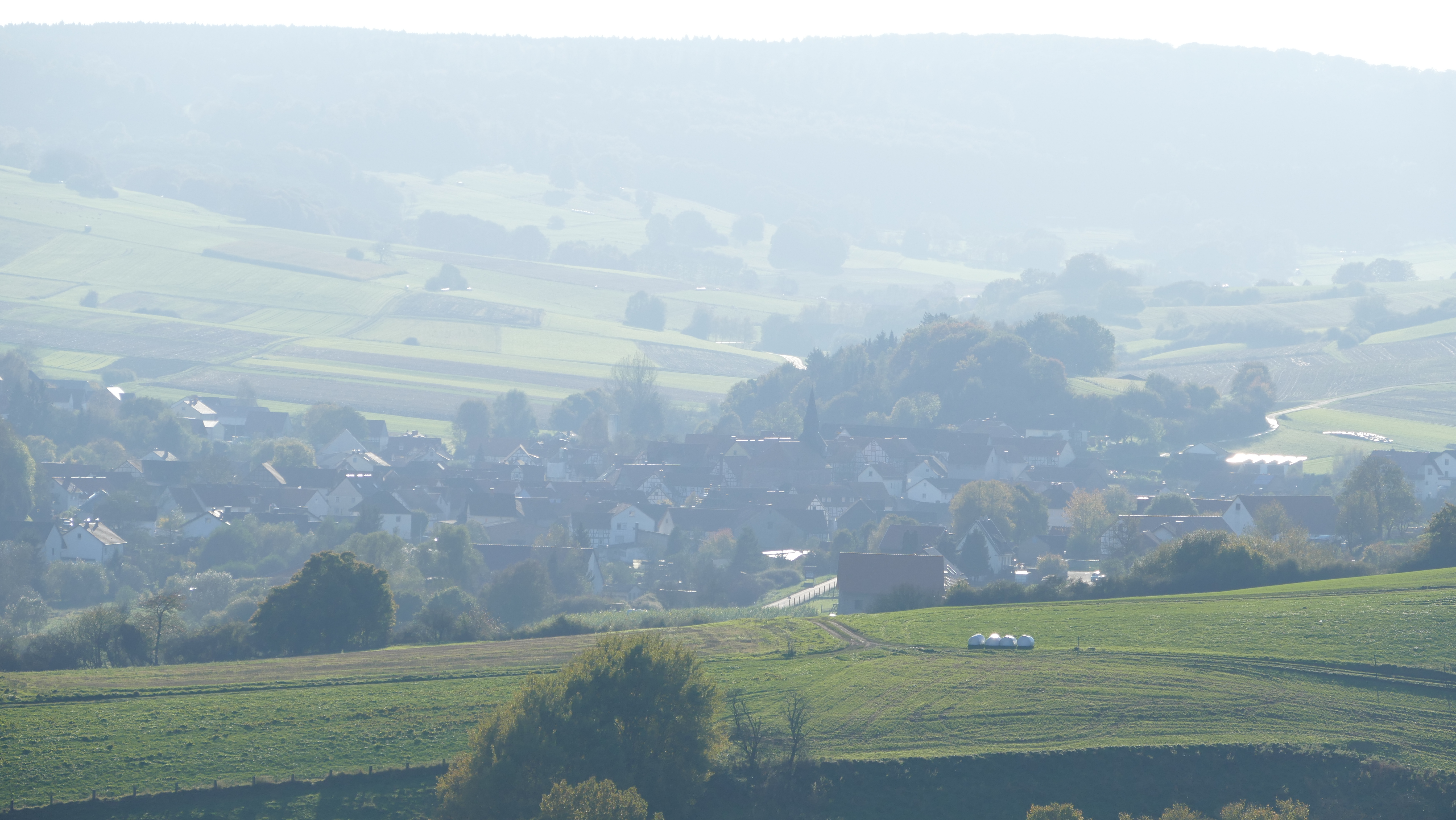 Als Rabenshusen erstmals 1224 erw&auml;hnt hat Raboldshausen 588 Einwohner
